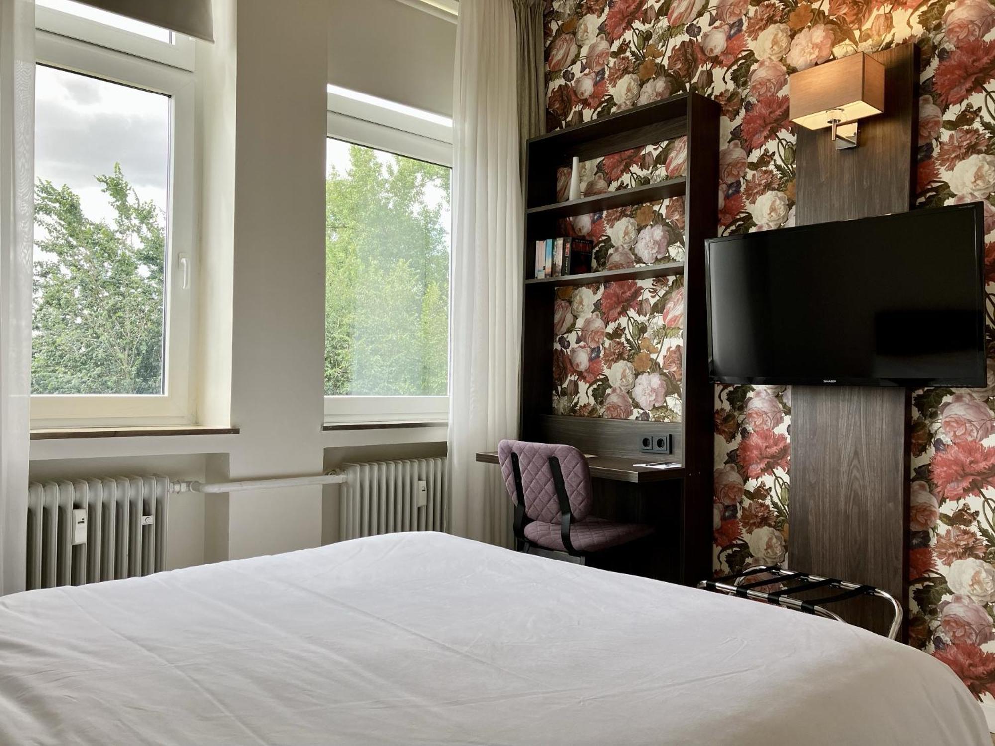 Faehrhaus Am Rhein By Mayburgh